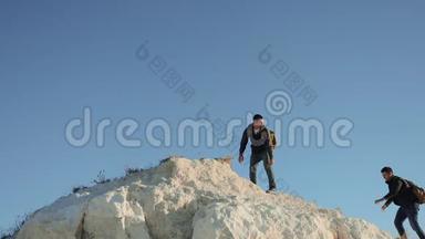 两个人游客徒步探险登山者爬山。 慢动作视频。 徒步旅行者在大自然中行走
